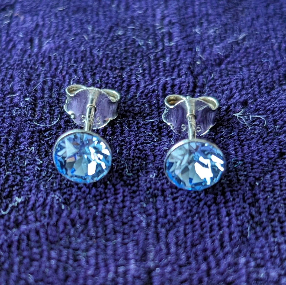 925 Sterling Silver Classic Stud Earrings With Sparkly Blue Stones